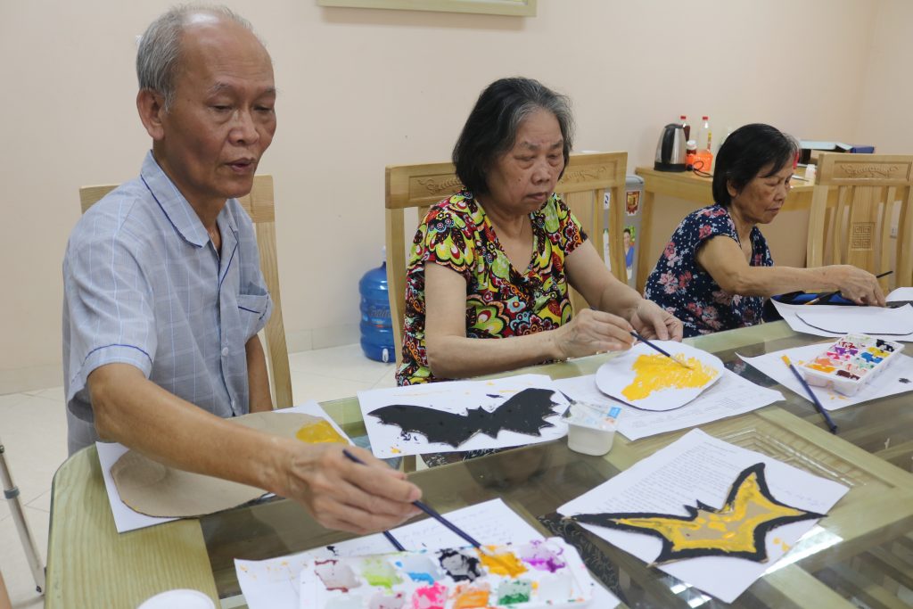 Ông Lâm và Bà Hoạt đang trang trí con dơi và quả bí ngô