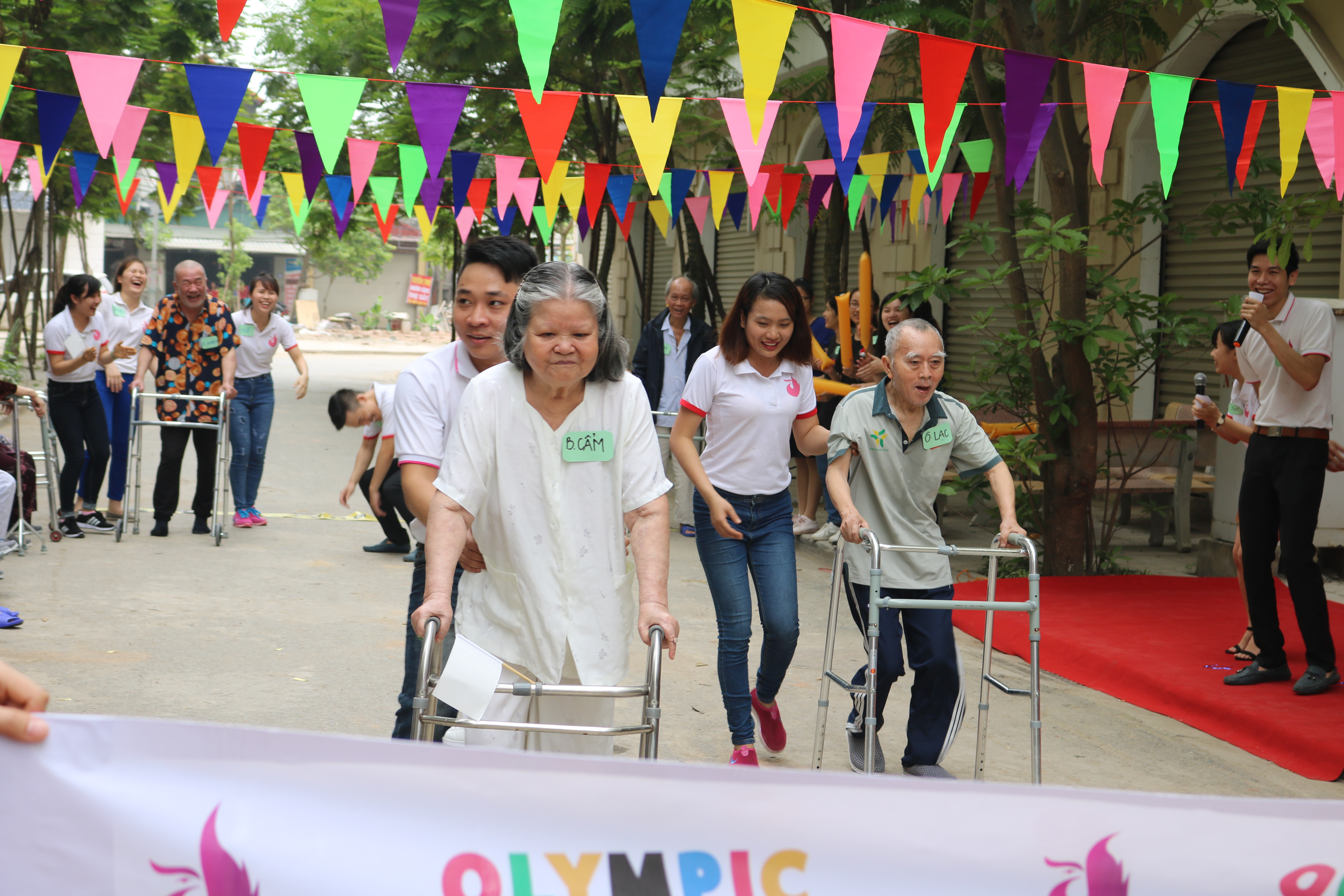 Cụ Cẩm trong cuộc thi Olympic do trung tâm Dưỡng lão Diên Hồng tổ chức