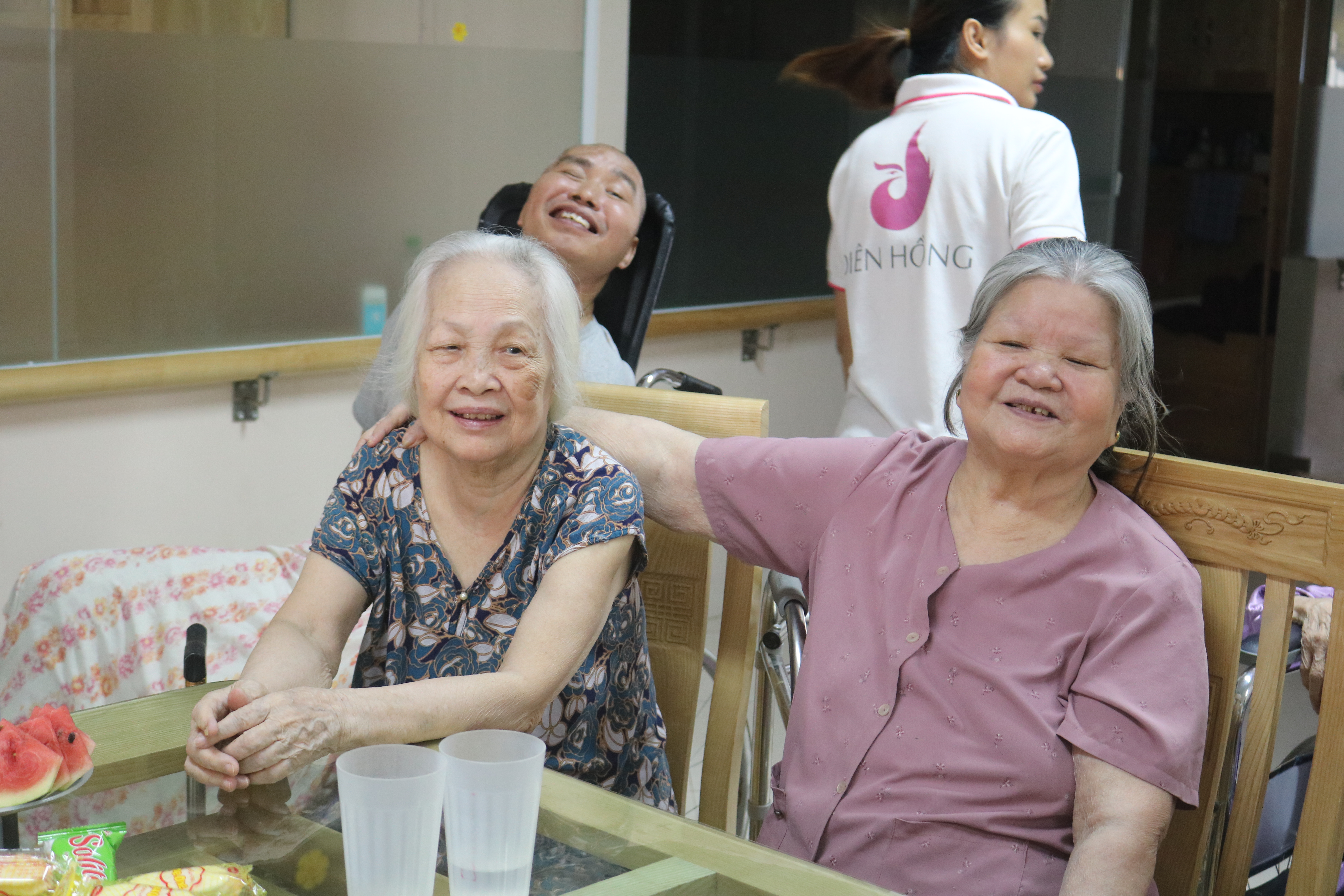 Cụ Cẩm áo hông bên phải