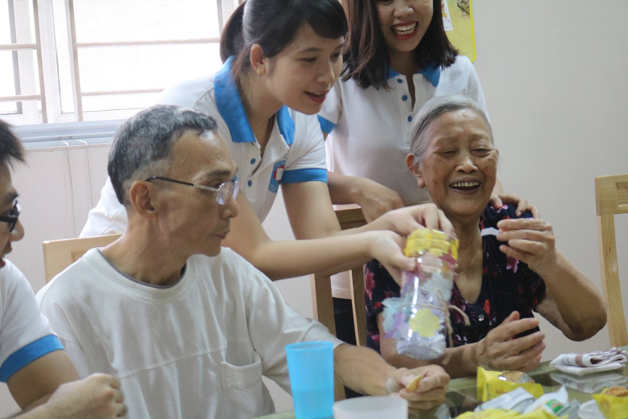 Bà Dung tham gia giao lưu cùng đoàn thanh niên cục quản lý dược