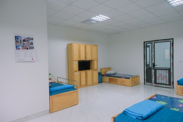 hình ảnh căn phòng có giường và tủ 