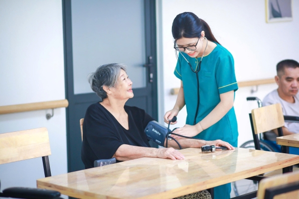 Vào viện dưỡng lão người cao tuổi được chăm sóc bởi đội ngũ nhân viên tận tâm, chuyên nghiệp