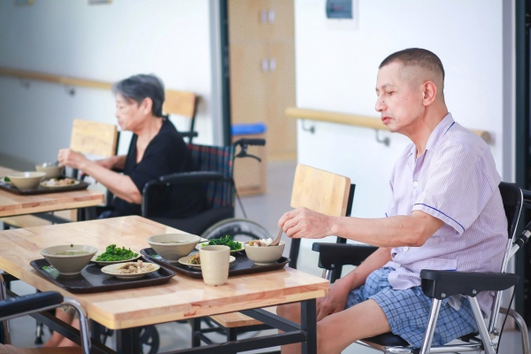 người già dễ bị sặc nghẹn trong ăn uống