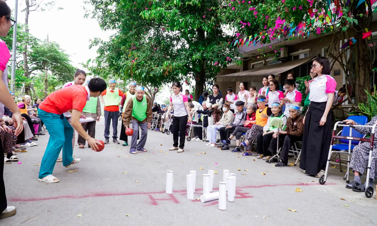 người cao tuổi chơi bowling