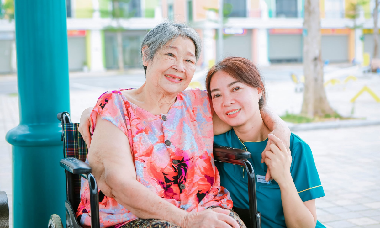 Cụ bà an dưỡng hạnh phúc tại viện dưỡng lão Diên Hồng