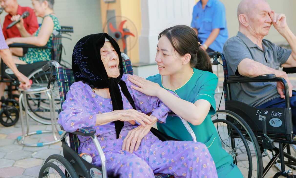 đội ngũ chăm sóc tại trung tâm dưỡng lão