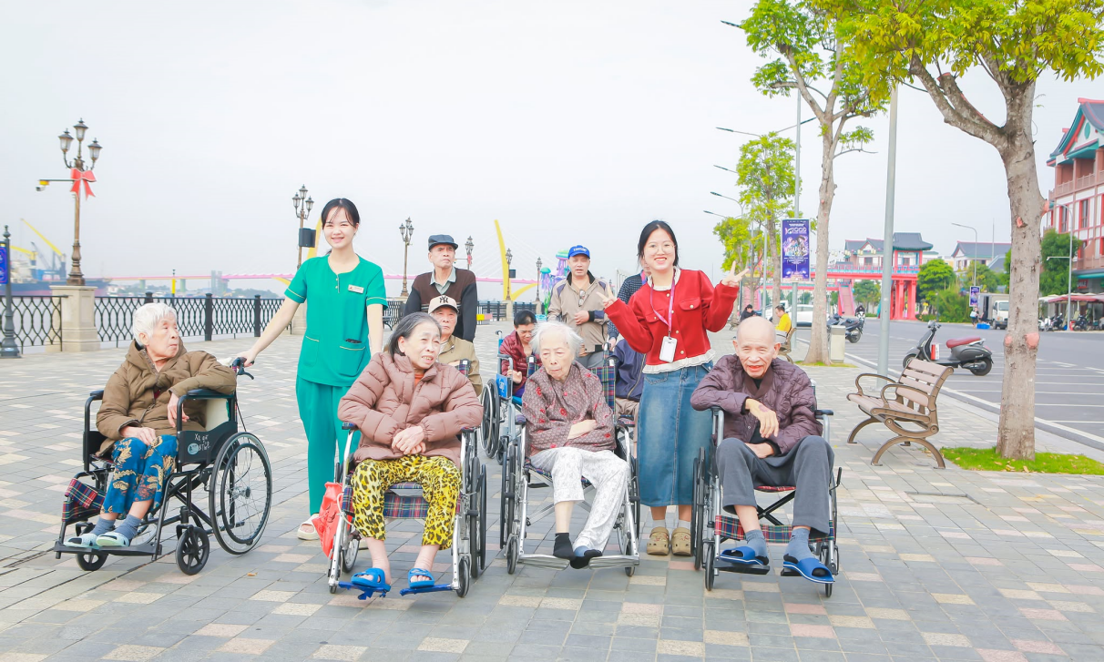 người cao tuổi đi dạo thư giãn