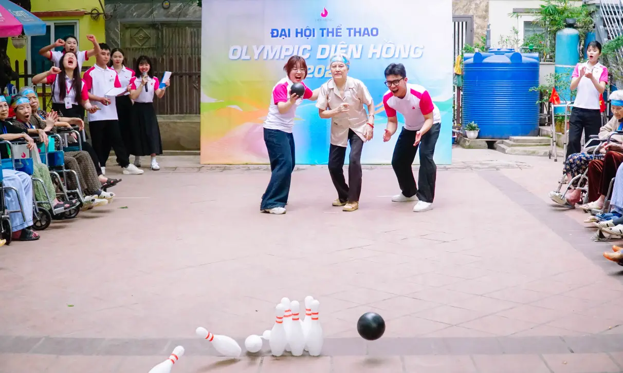 người cao tuổi chơi bowling
