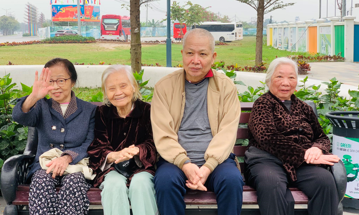 Các cụ Cơ sở 6 dạo chơi trong khuôn viên