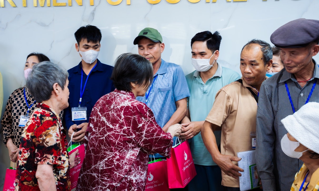 Diên Hồng trao quà cho bệnh nhân bệnh viện K Tân Triều