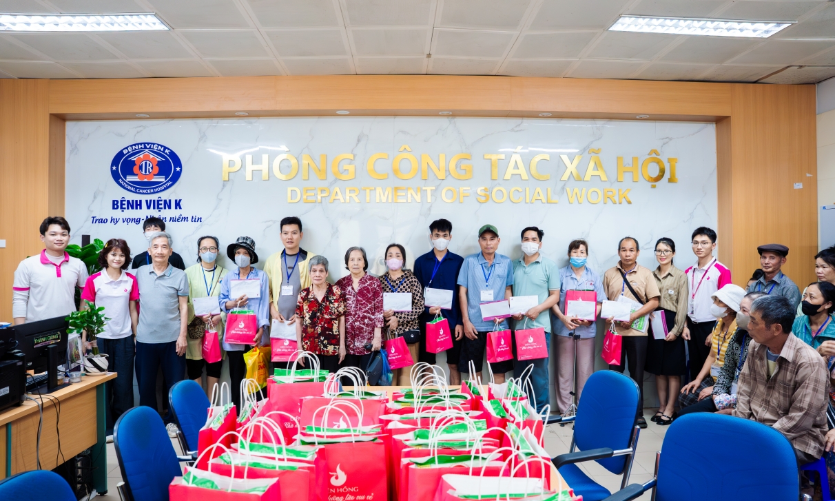 Người cao tuổi tại Diên Hồng trao quà cho bệnh nhân Bệnh viện K Tân Triều