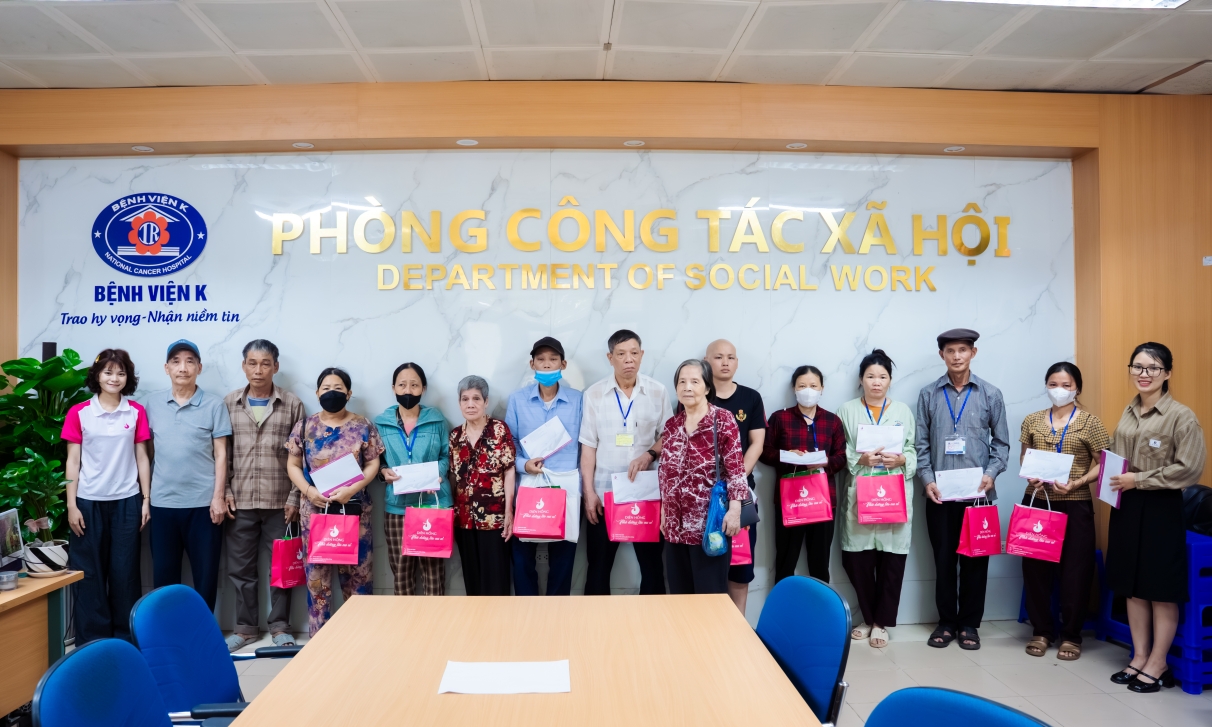 Bệnh nhân có hoàn cảnh khó khăn nhận quà từ Diên Hồng