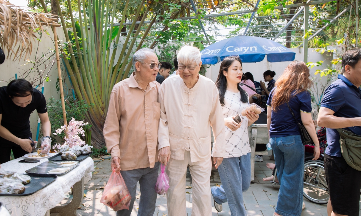 Người cao tuổi tham gia phiên chợ vui vẻ