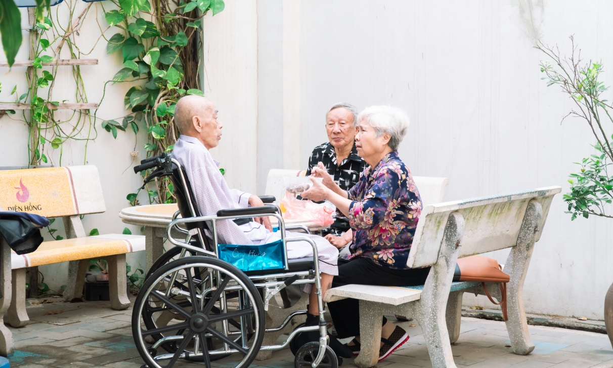 gia đình chăm sóc người cao tuổi