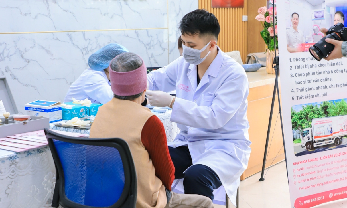 Theo dõi sức khỏe người cao tuổi