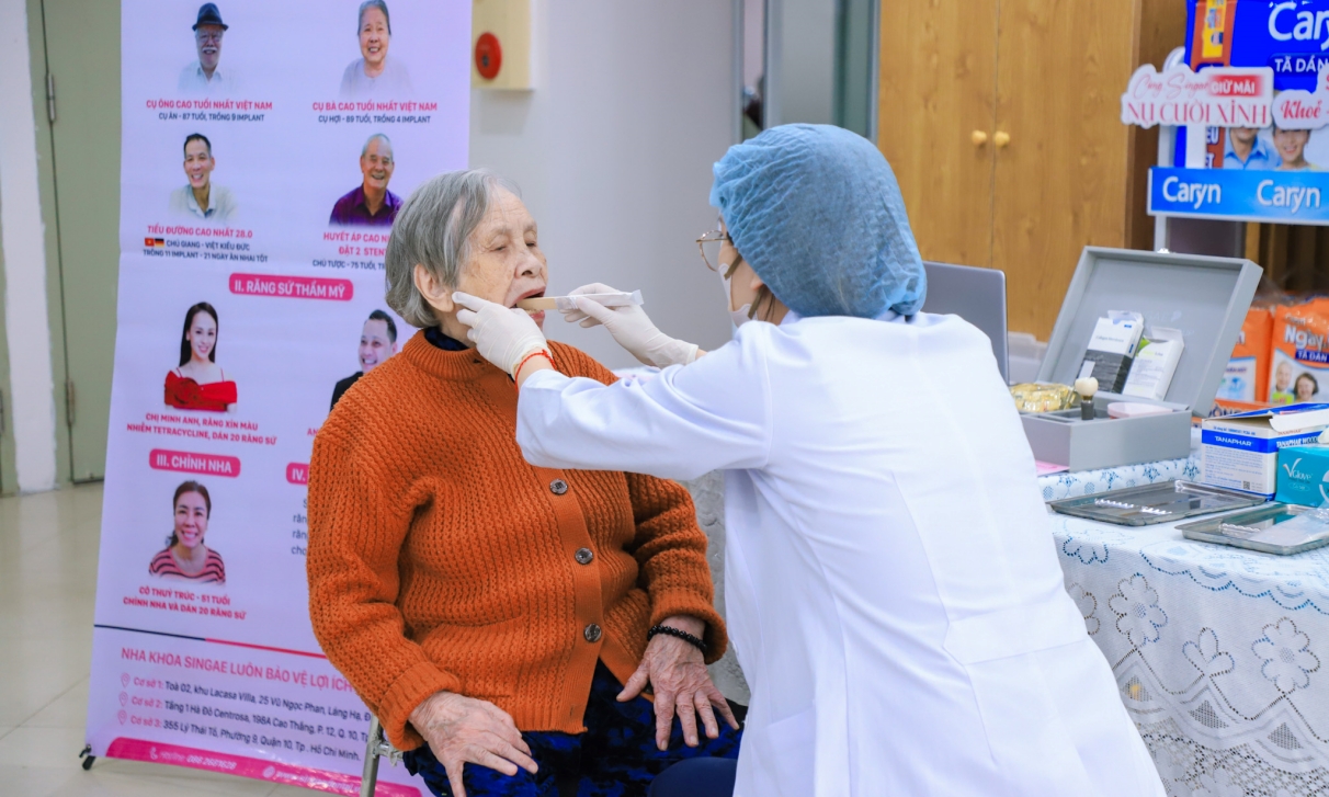 Khám răng cho người cao tuổi tại Diên Hồng
