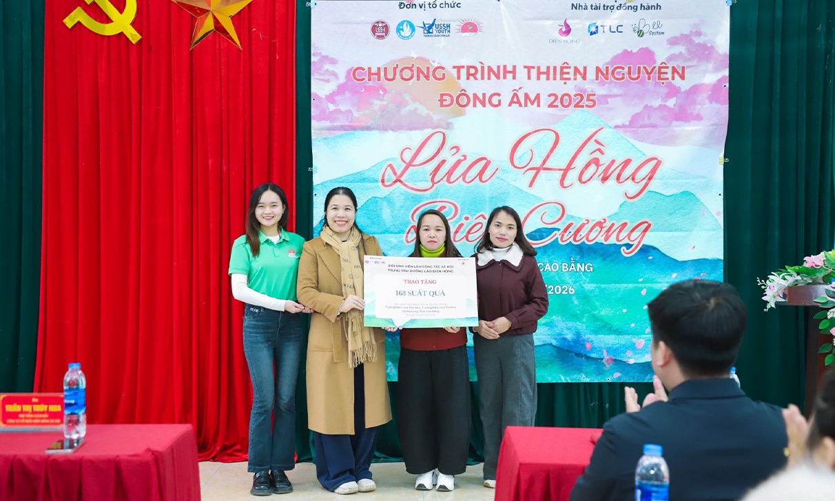 Diên Hồng trao quà tại Cao Bằng