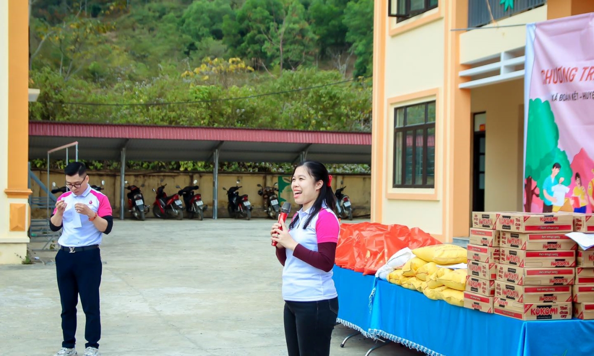 Bà Trần Thị Thúy Nga - Phó Tổng Giám Đốc Diên Hồng phát biểu