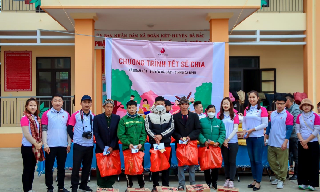người dân Hòa Bình nhận quà Tết từ Diên Hồng