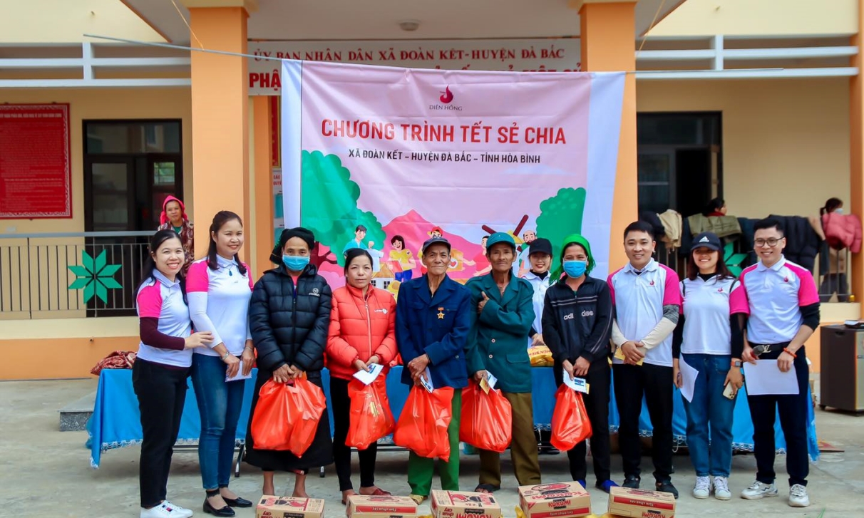 Diên Hồng trao quà tại Hòa Bình