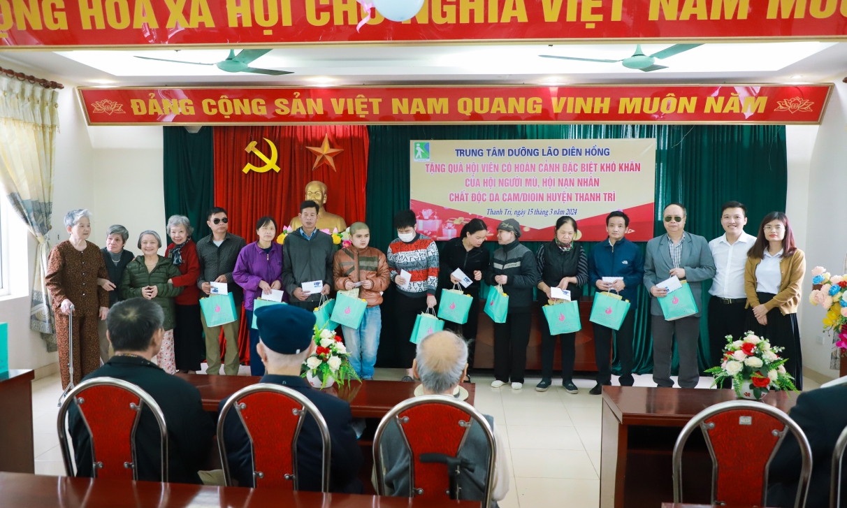 Diên Hồng trao quà những hoàn cảnh khó khăn