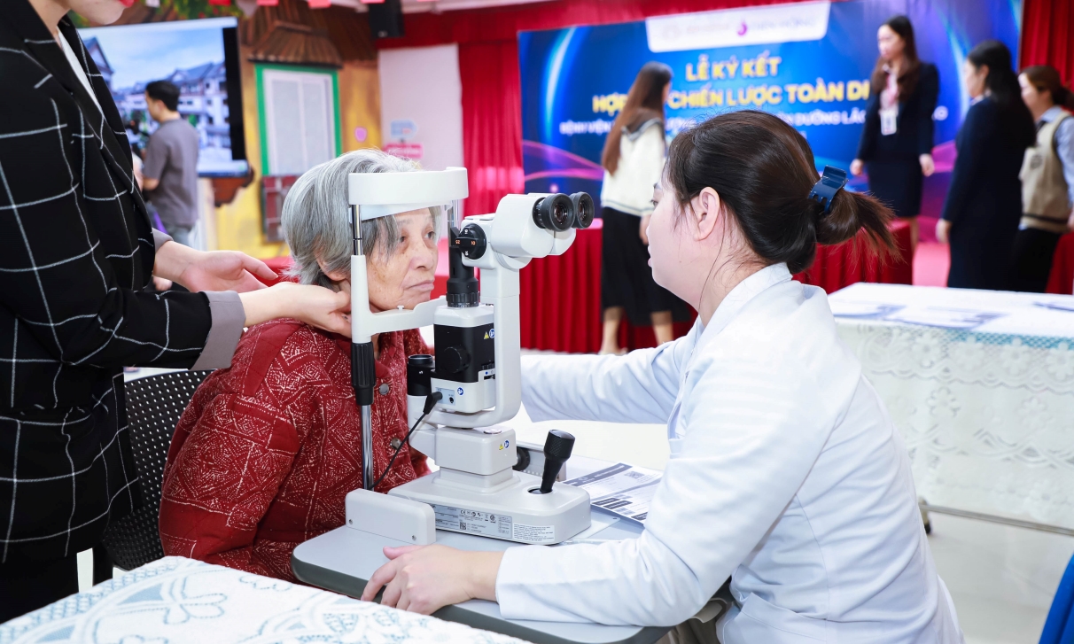Khám mắt cho người cao tuổi