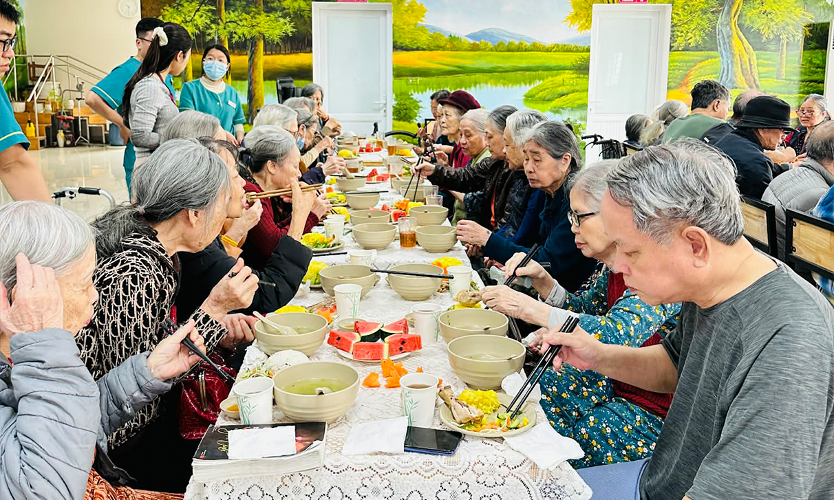 bữa ăn dinh dưỡng cho người cao tuổi tại Diên Hồng