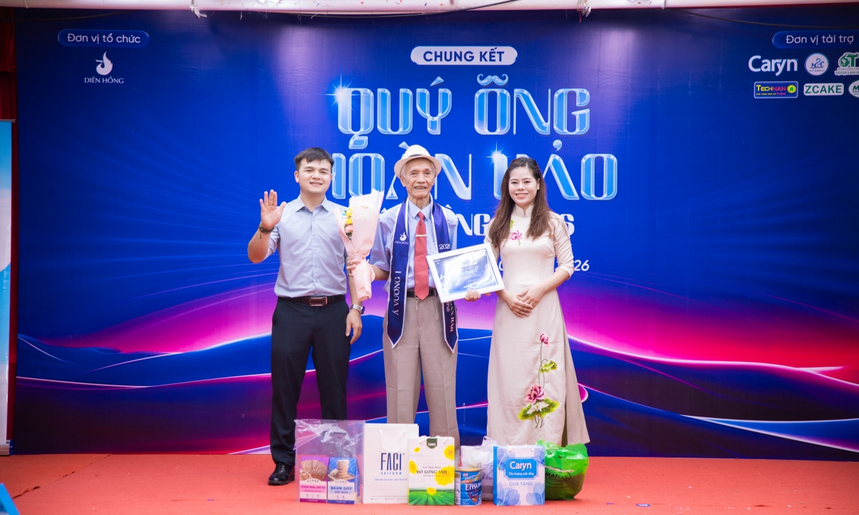 Ban tổ chức trao giải cho cụ ông