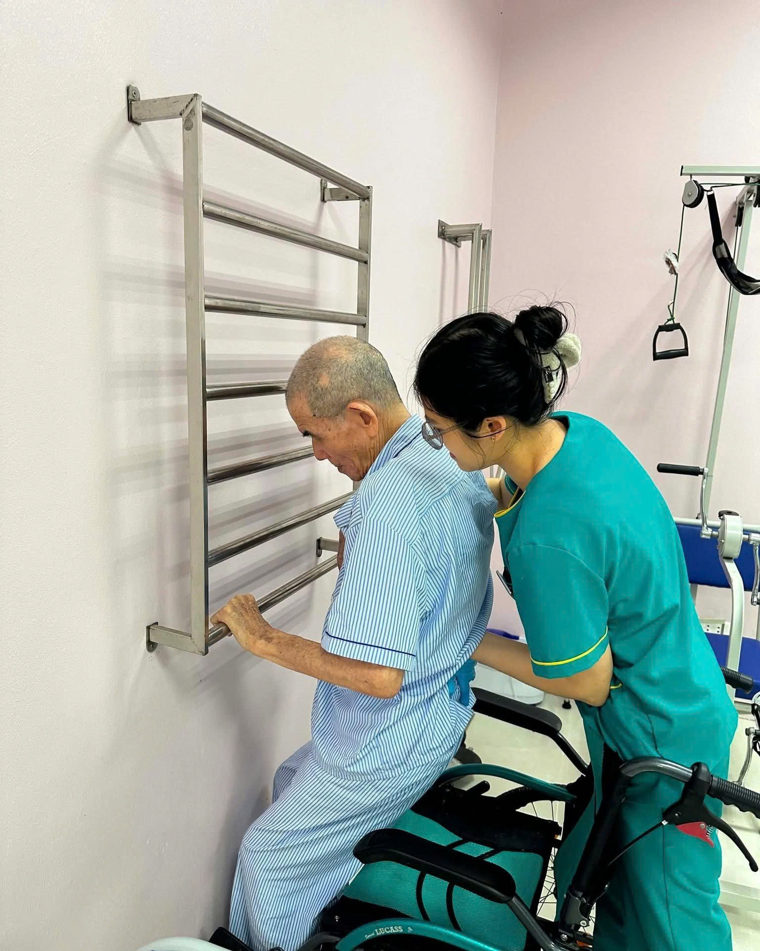 Tập phục hồi chức năng cho người cao tuổi tại Diên Hồng
