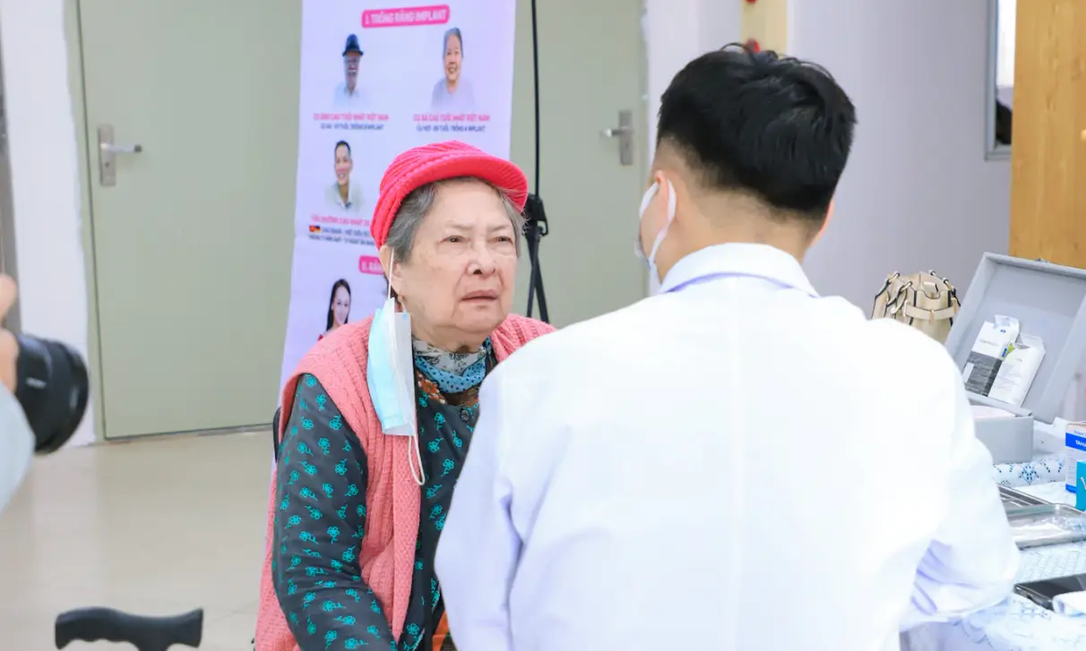 Khám mắt người cao tuổi định kỳ