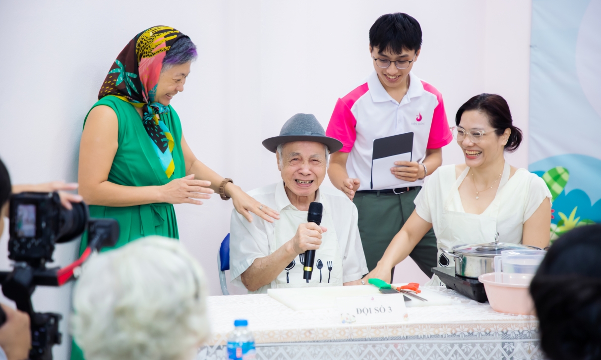 Người cao tuổi hạnh phúc bên gia đình