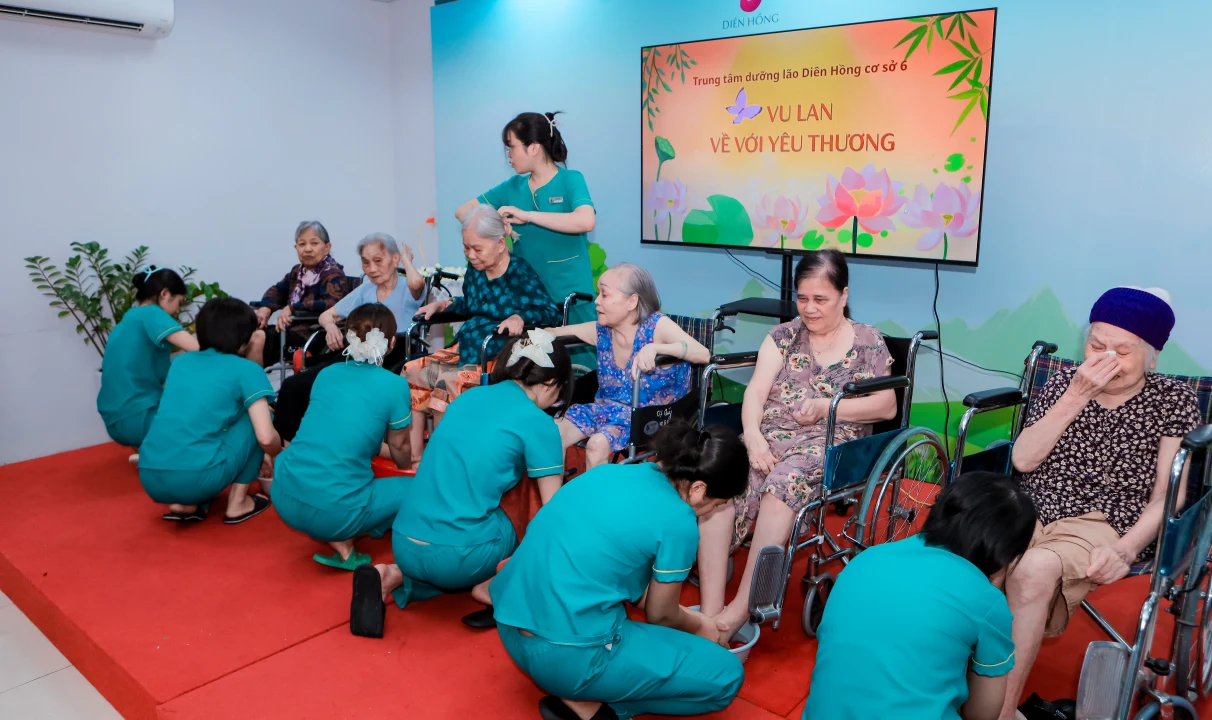 Điều dưỡng Diên Hồng rửa chân cho các ông bà trong lễ Vu Lan