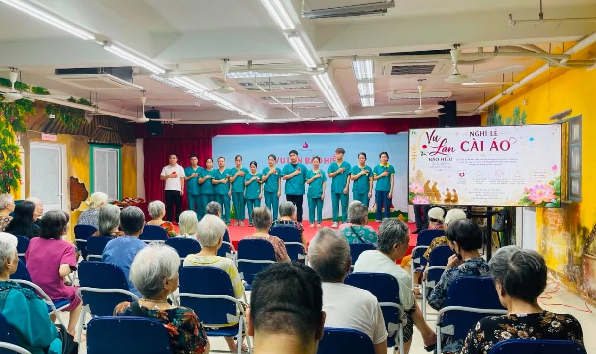 Nghi lễ cài hoa trong lễ Vu Lan