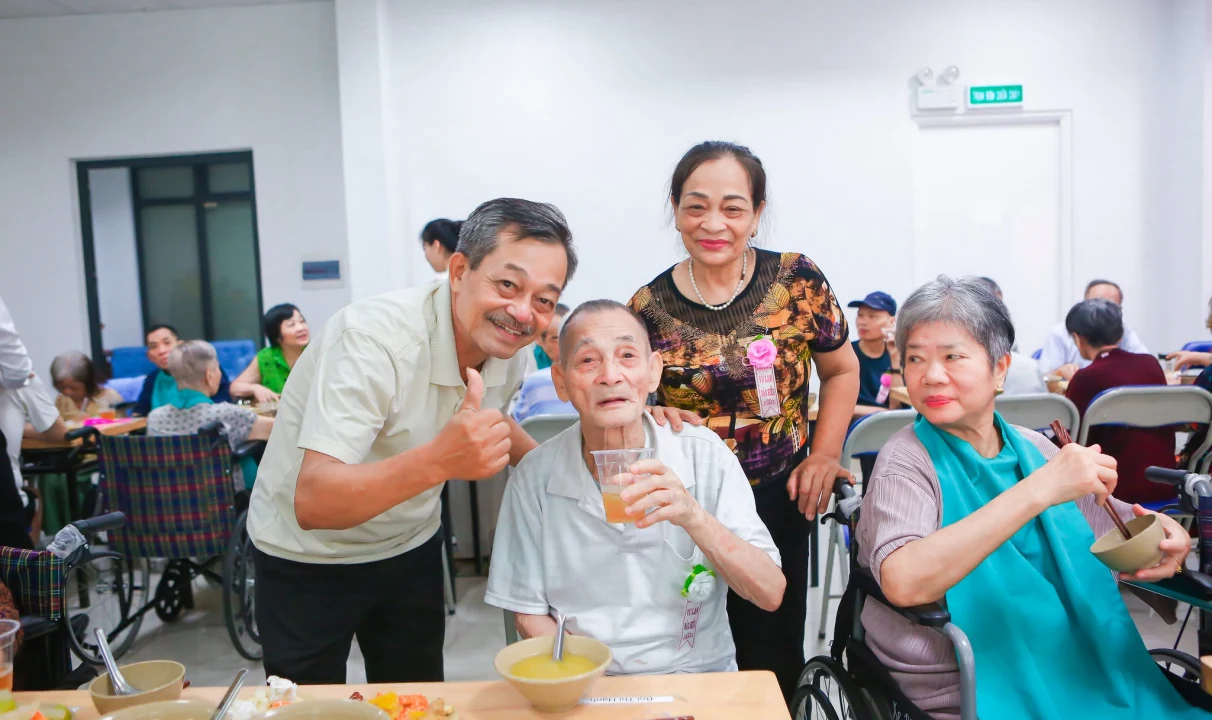 Gia đình đồng hành cùng người cao tuổi trong buổi lễ Vu Lan tại dưỡng lão Diên Hồng