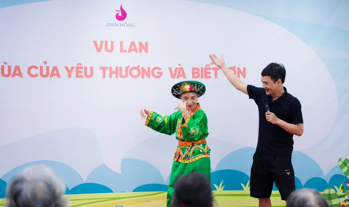 Tiết mục văn nghệ "Cô đôi thượng ngàn" của bà Tỉnh và người thân