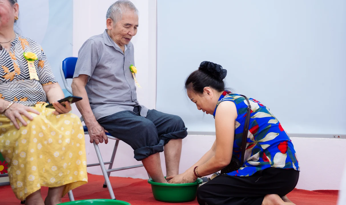 Con gái rửa chân cho bố trong lễ Vu Lan tại viện dưỡng lão Diên Hồng