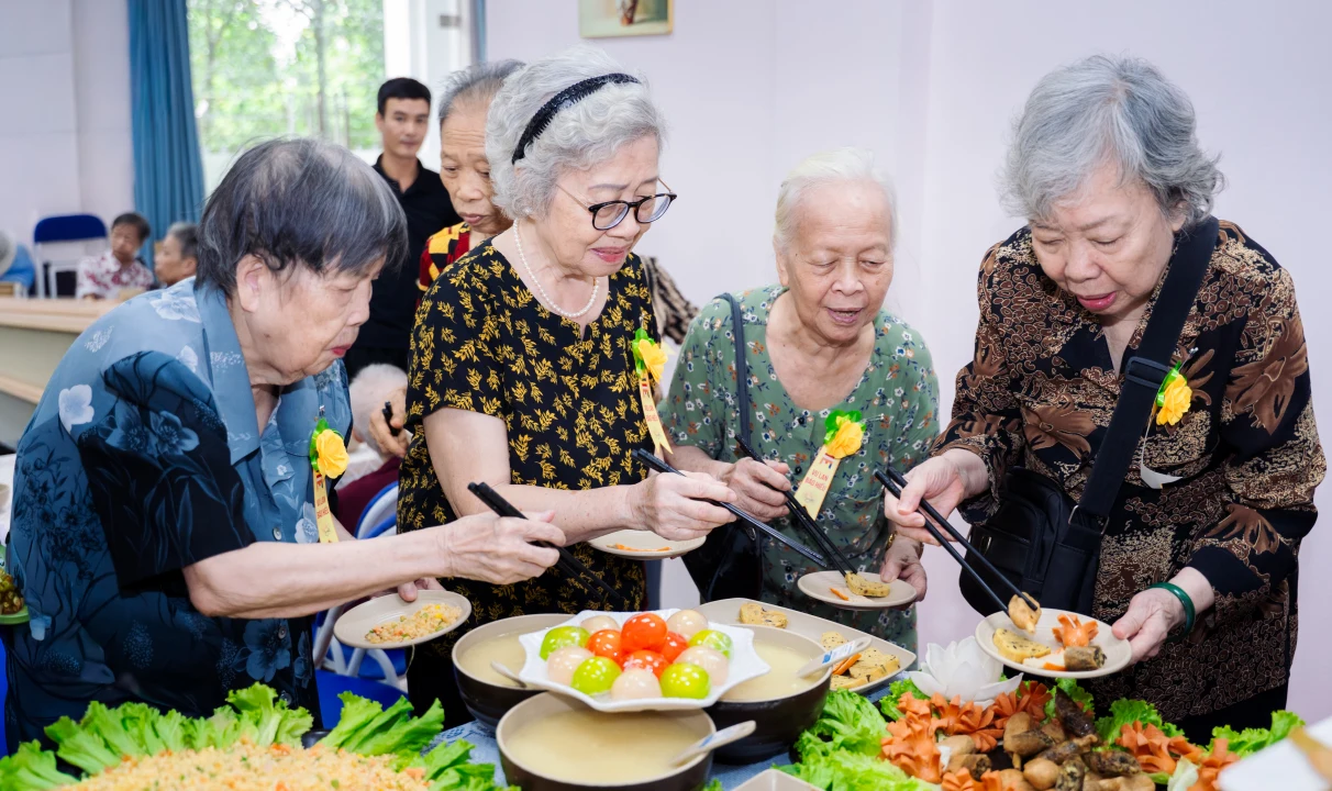 Ông bà hào hứng trong bữa buffet chay