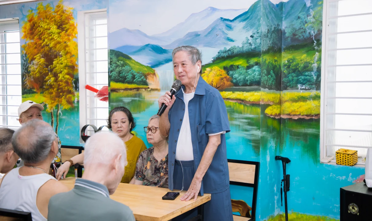 Các cụ giao lưu, tâm sự những câu chuyện ngày xưa