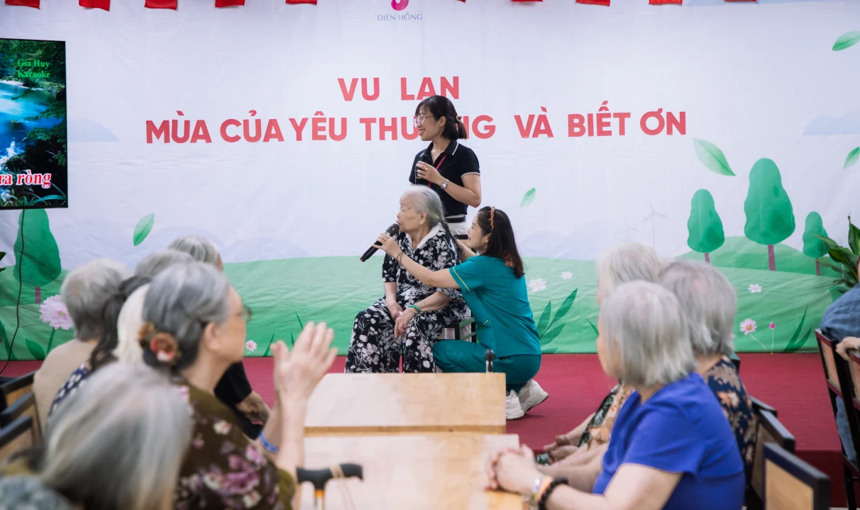 Người cao tuổi và điều dưỡng cùng nhau hát