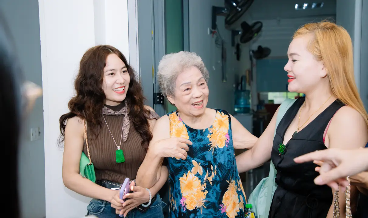 Thành viên CEO1987 trò chuyện cùng người cao tuổi tại Diên Hồng