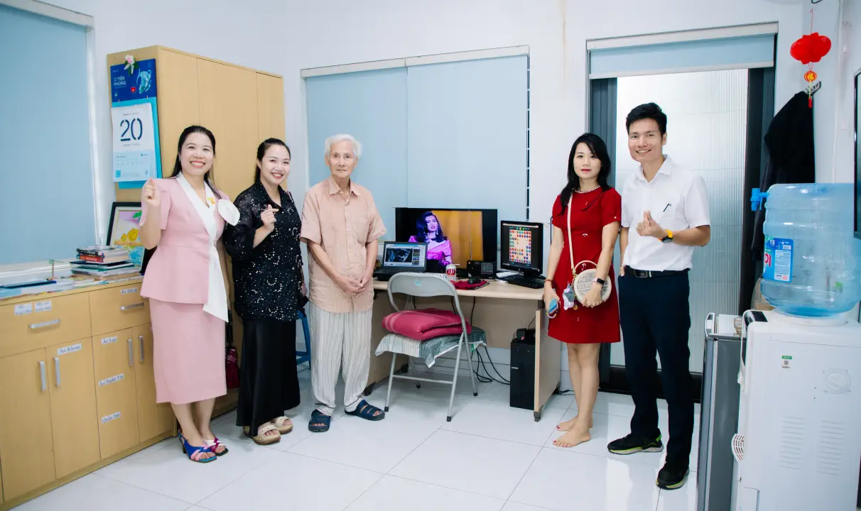 Thành viên CEO1987 trò chuyện cùng người cao tuổi tại Diên Hồng