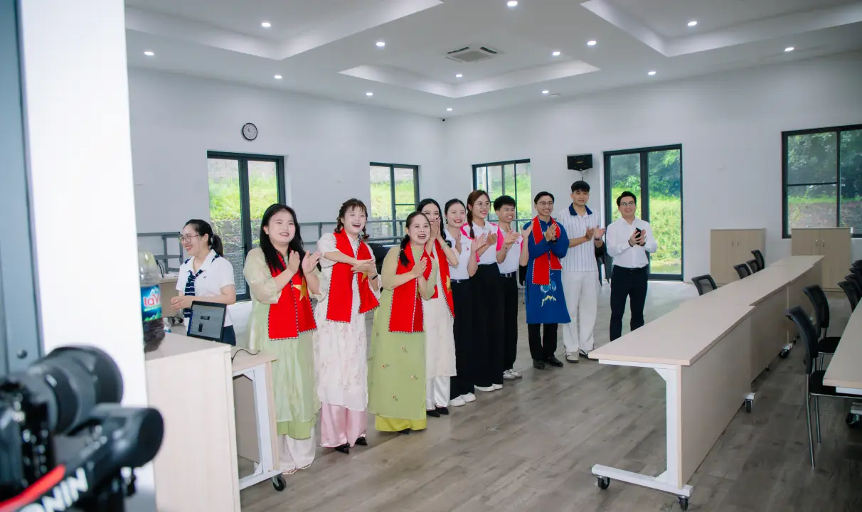 Cán bộ nhân viên Diên Hồng chào đón đoàn CEO1987 tham quan