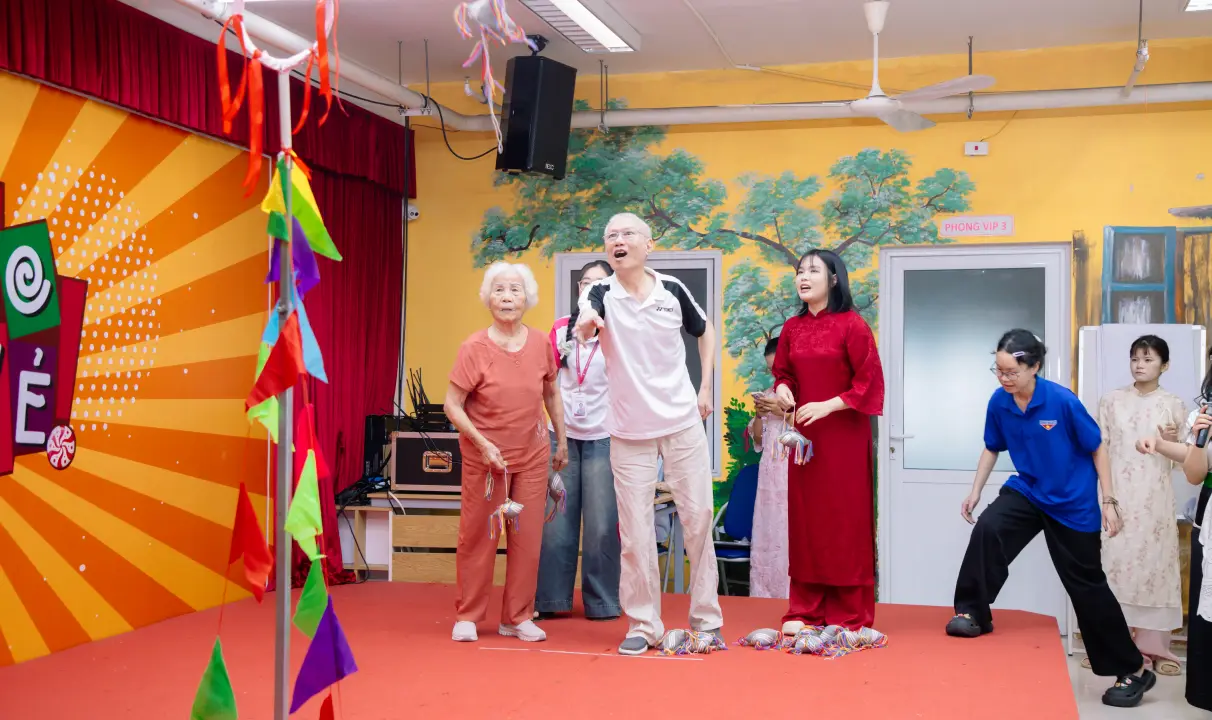 Người cao tuổi hào hứng tham gia trò chơi ném còn