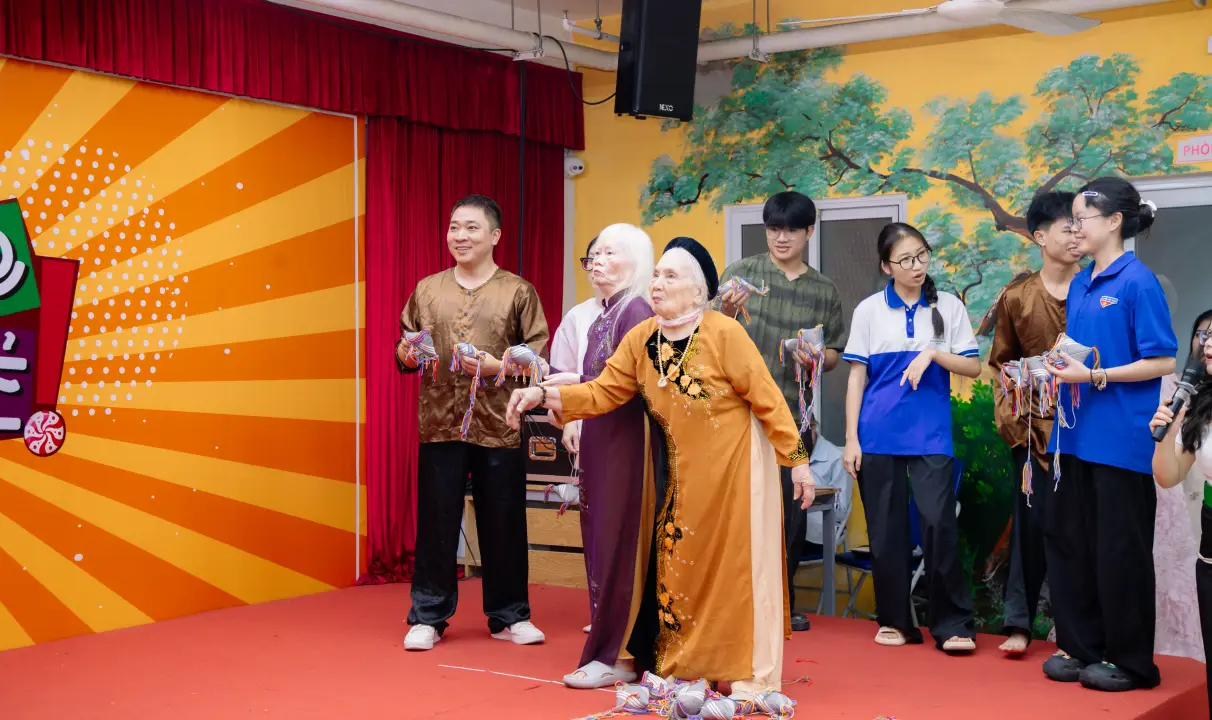 Bà vui vẻ trải nghiệm trò chơi ném còn