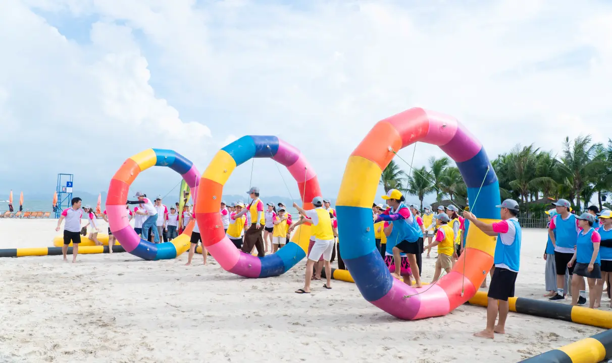Cán bộ nhân viên phối hợp trong hoạt động teambuilding
