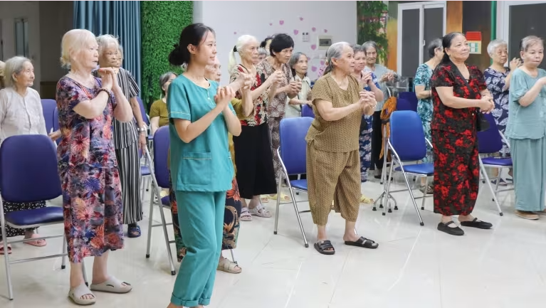 Người cao tuổi tập thể dục tại dưỡng lão Diên Hồng
