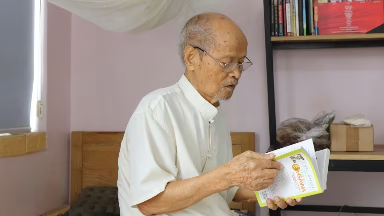 Ông Nguyễn Như Ngà 98 tuổi đọc sách tại phòng dưỡng lão Diên Hồng