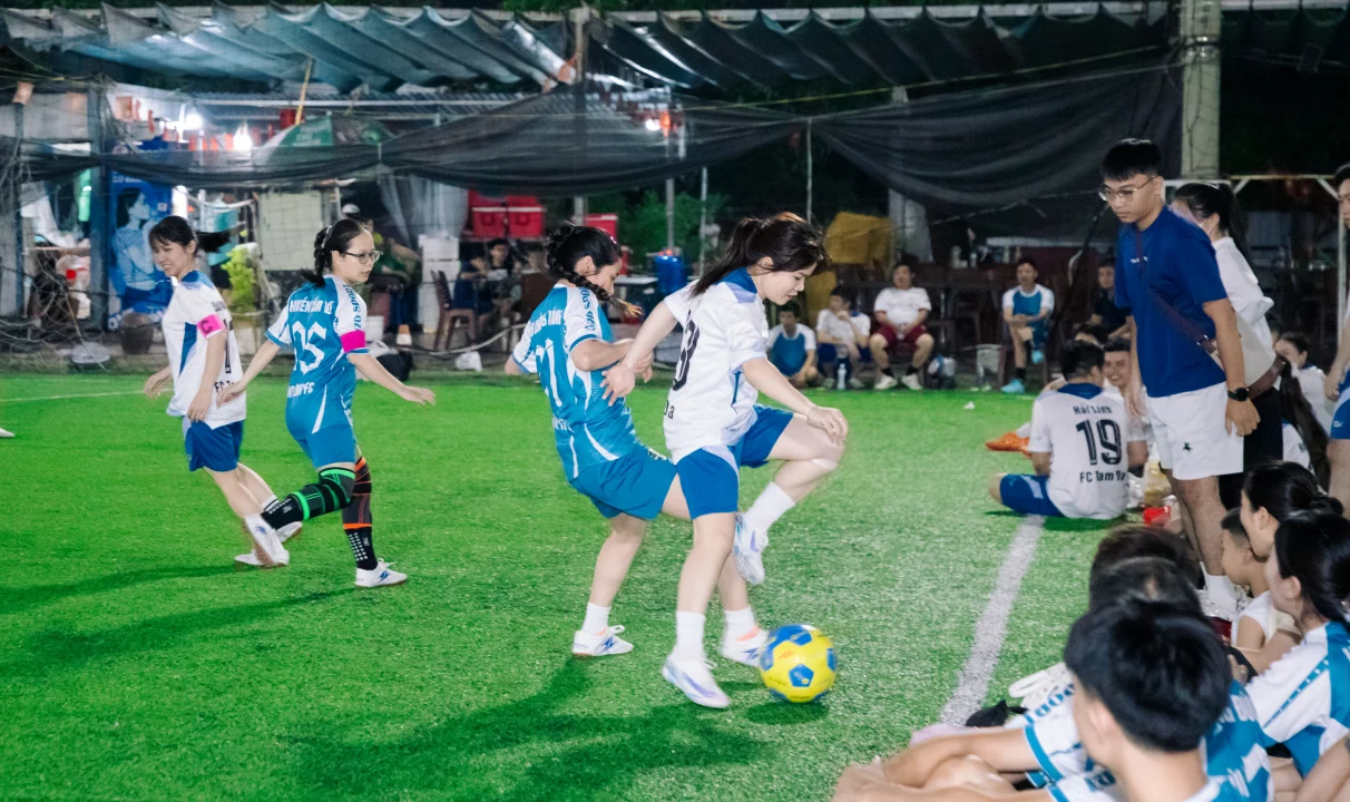 Tranh tài bóng đá nữ