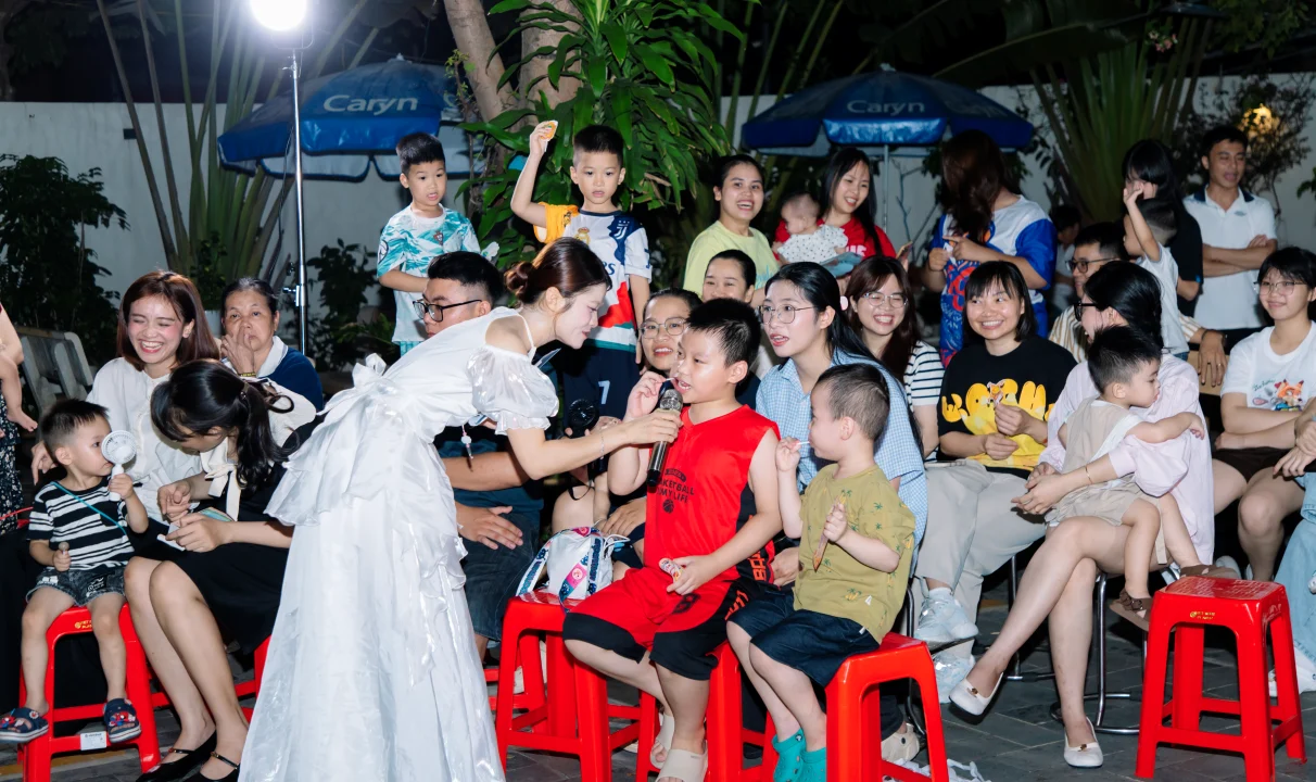 Chị Hằng giao lưu cùng các em nhỏ