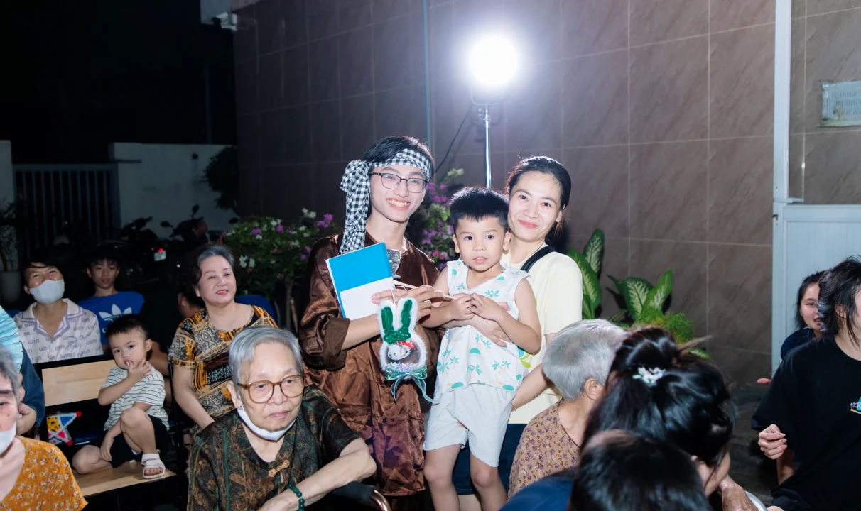 Chú Cuội giao lưu cùng các em nhỏ